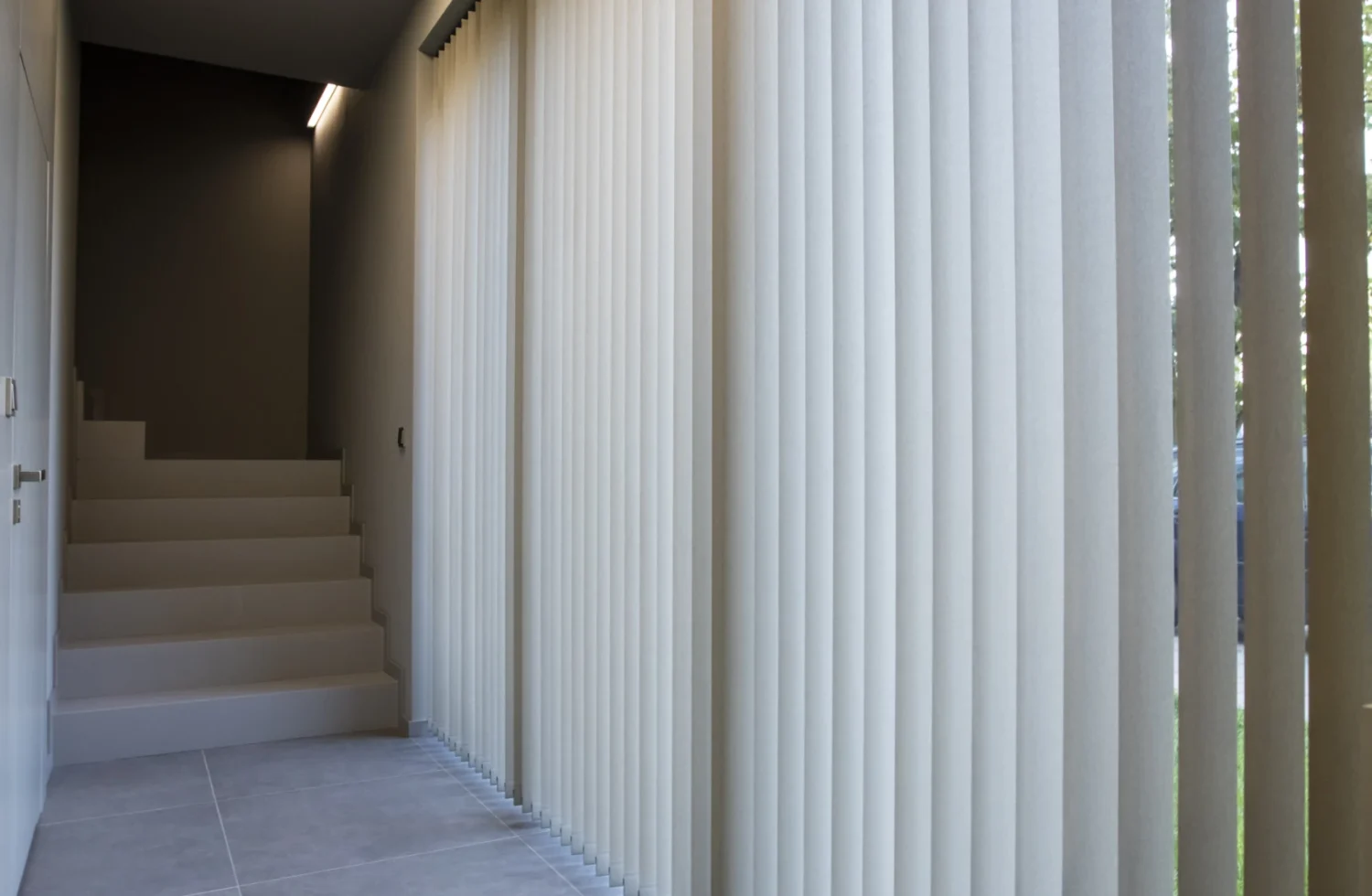 Flur mit Fensterfront mit Vertikal-Jalousien gegen zu viel Sonneneinstrahlung