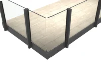 Moderne Glasbalustrade auf gefliester Terrasse