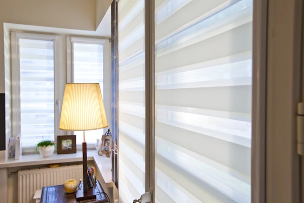 Modernes Wohnzimmer mit Eckfenster und stilvollem Dekor